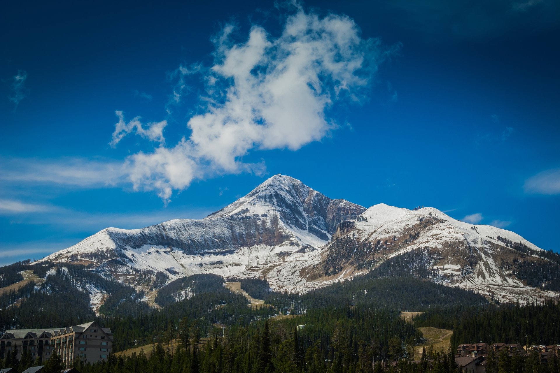 a snowy mountain range